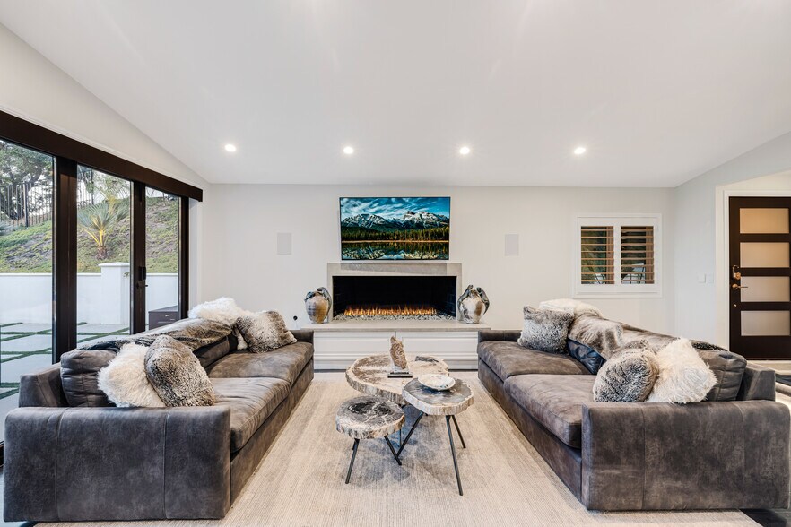 Building Photo - 16725 Oak View Dr