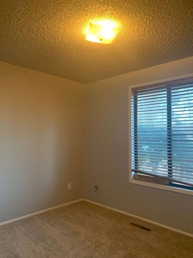 Building Photo - Lovely 3 Bedroom 1 Bath Ranch-Style House ...