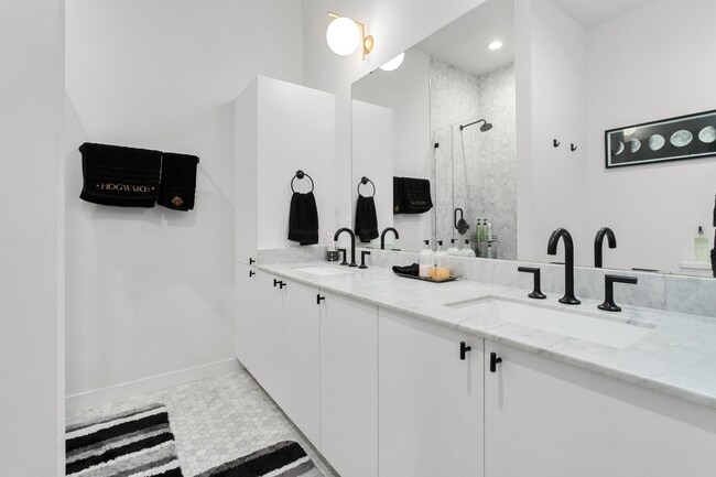 Building Photo - 800 Embassy Dr