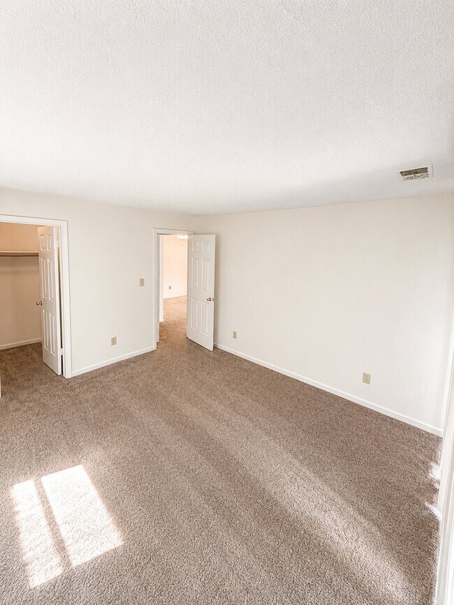 Building Photo - 541 Pineland Cir