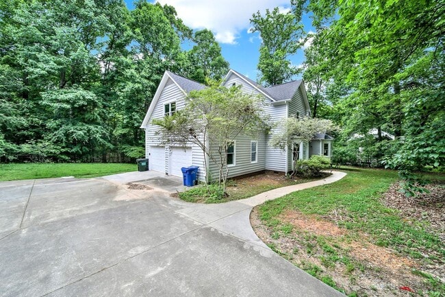 Building Photo - Beautiful Five Bed Three and Half Bath Hom...