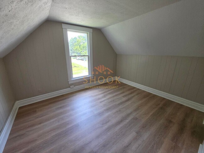 Building Photo - **MOVE-IN SPECIAL** Centrally Located and Remodeled 4BR Home