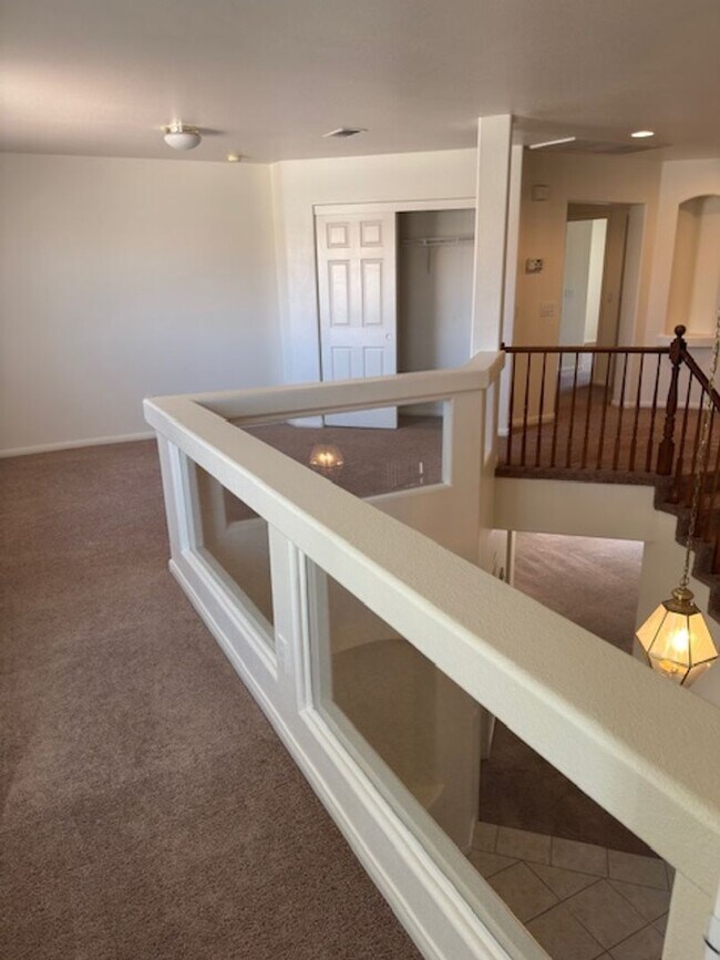 Building Photo - LARGE Spacious 5 Bedroom Single Family Home!!