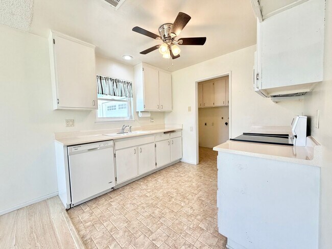 Building Photo - Charming Sun City 55+ Community 2 Bedroom Home with Bonus Sunroom Space