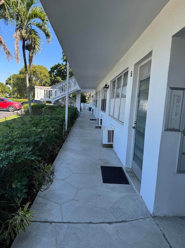 Building Photo - 6 Keswick A