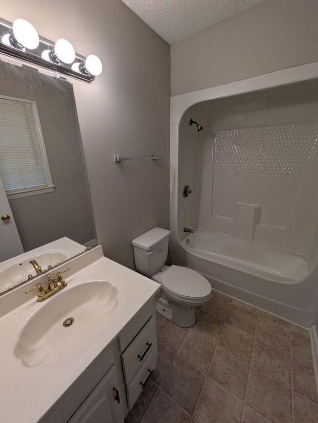 Building Photo - 3BD/2BA Single Family Home w/ Garage in Hickory