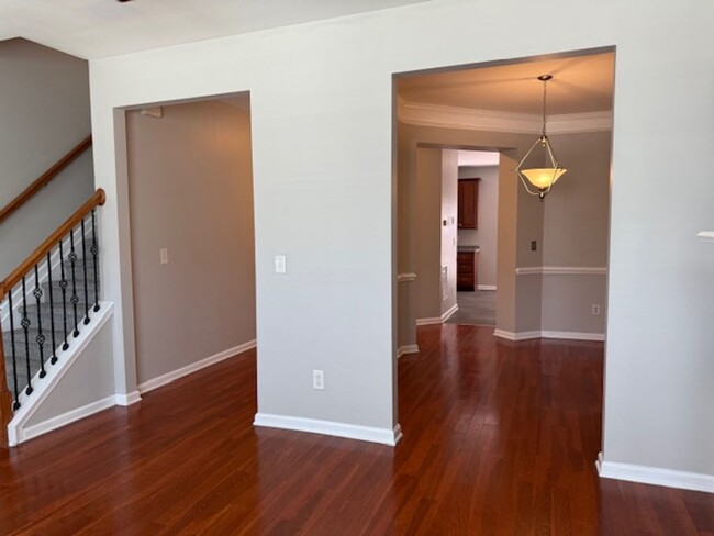 Building Photo - Stunning 4 BR / 3.5 Bath Townhome in Atlanta!