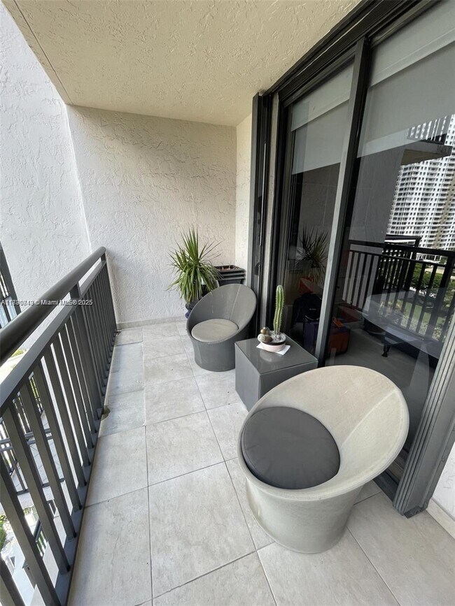 Building Photo - 540 Brickell Key Dr