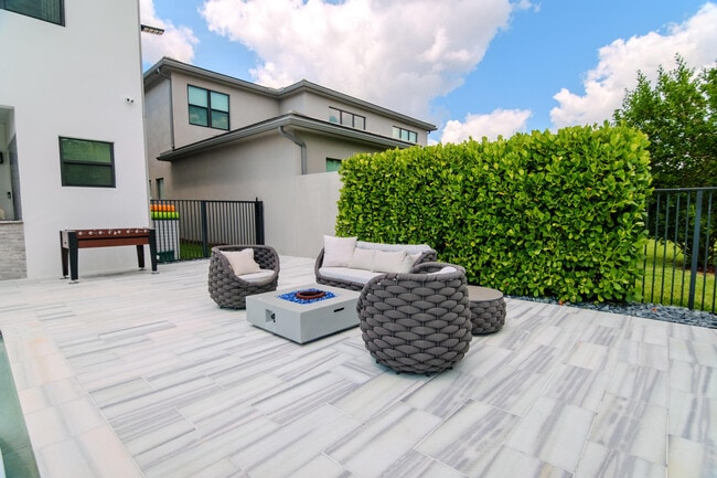 Building Photo - 8305 Fishhawk Falls Ct