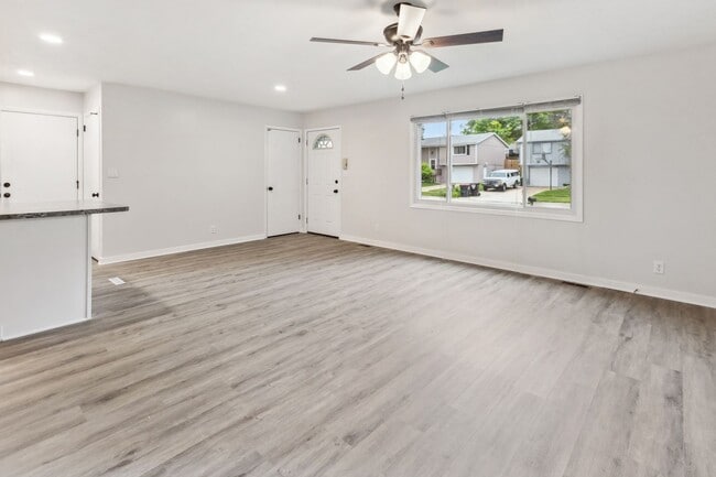 Building Photo - Fully Remodeled South Lincoln 4 Bedroom