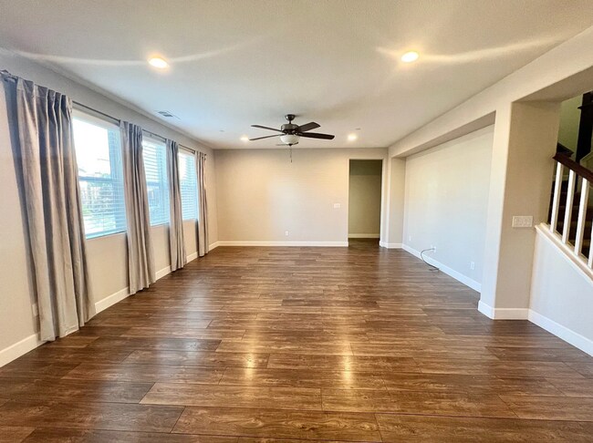 Building Photo - Elegant and Spacious Home with Pool & Park Views in Prime Roseville Location!