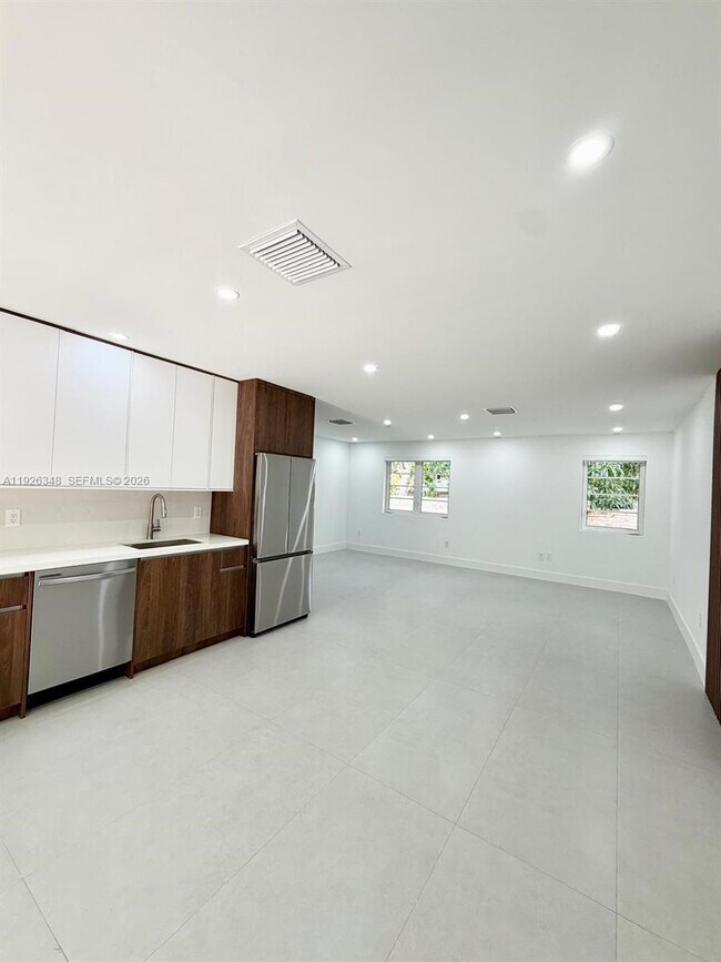 Building Photo - 524 NE 65th St