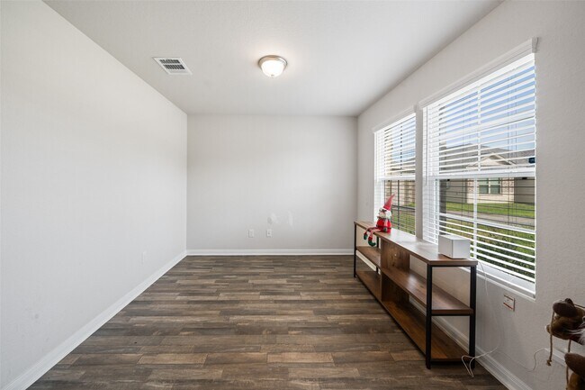 Building Photo - 2224 Cedar Vly Dr