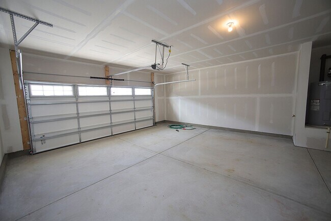 Building Photo - Beautiful 3 Bed+Bonus+2 Car Garage Townhome in New Wake Forest Community