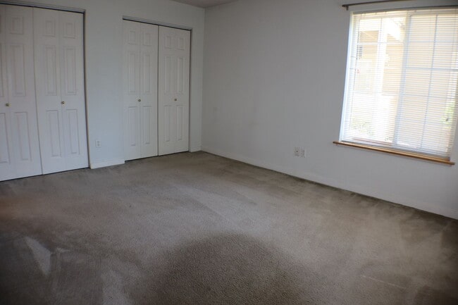 Building Photo - Charming Ground-Level Condo with Scenic Vi...