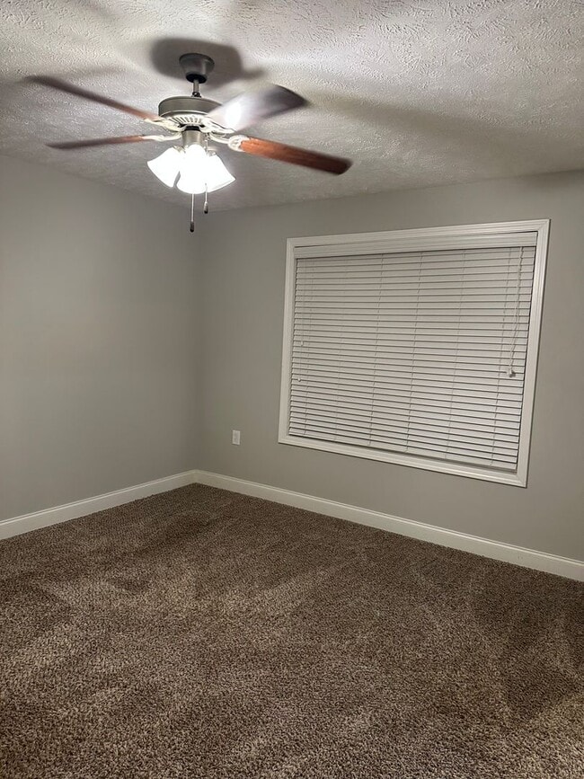 Building Photo - 3 Bedroom, 2 Bath, 2 Car Garage