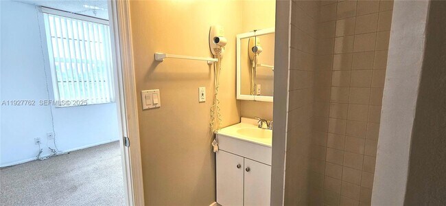 Building Photo - 9450 Poinciana Pl