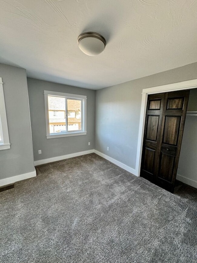 Building Photo - 3 Bedroom, 2 1/2 Bathroom Townhouse -2 wee...