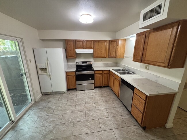Building Photo - Spacious 4-Bedroom Townhome Directly Across from Greenfair Park