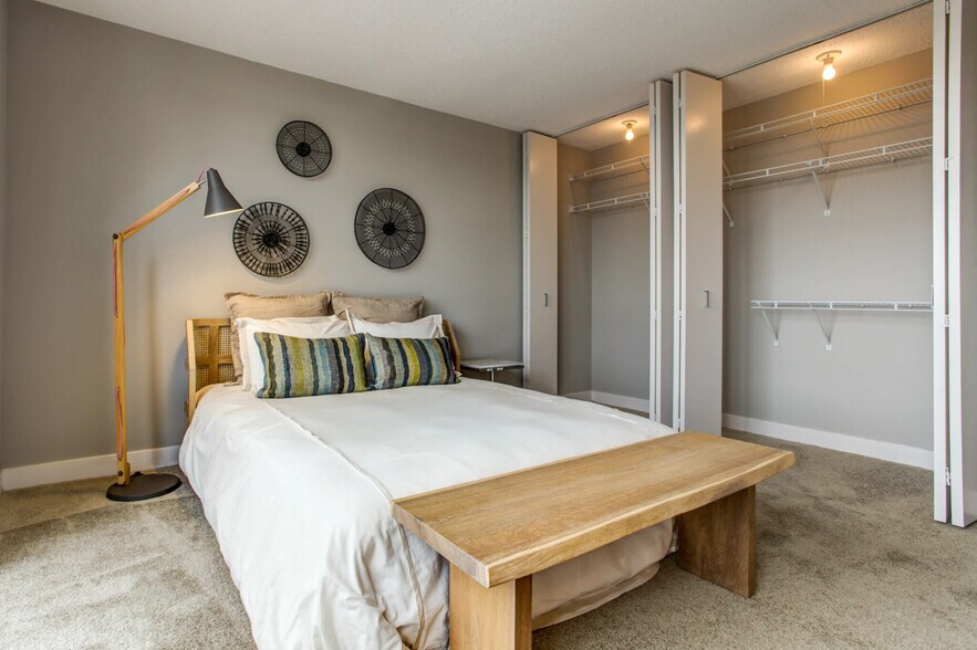 Building Photo - 2554 N Clark St