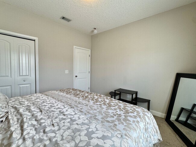 Building Photo - MOVE-IN READY [PET FRIENDLY]