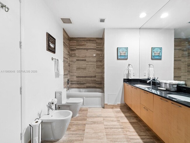 Building Photo - 15901 Collins Ave