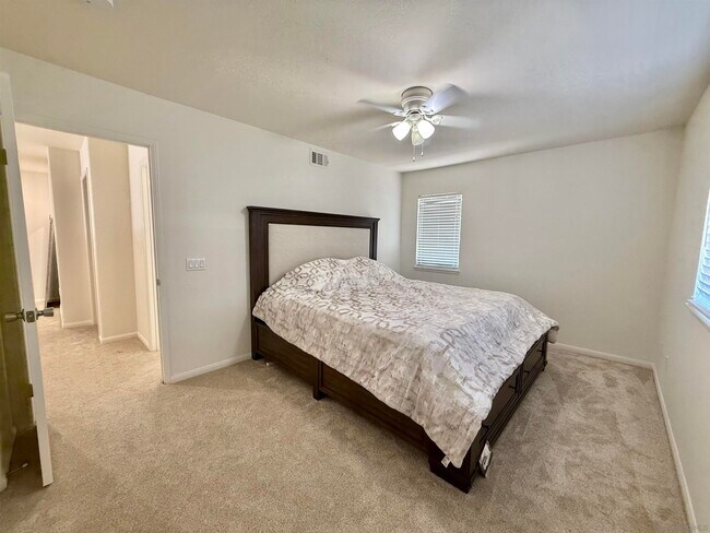 Building Photo - 5006 Palmera Dr