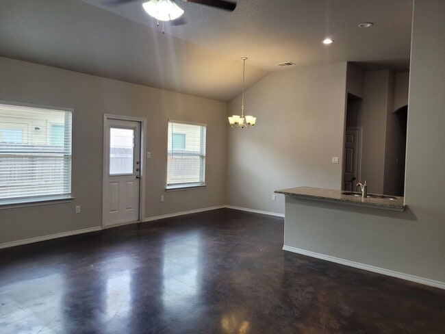 Building Photo - Luxury 3/2Duplex in Seguin, TX