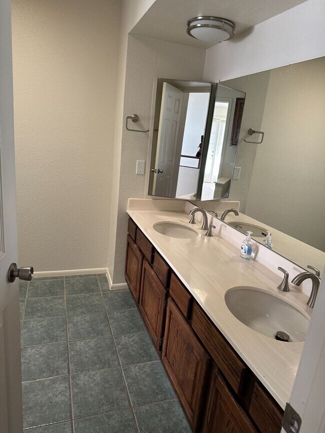Building Photo - Updated Townhome