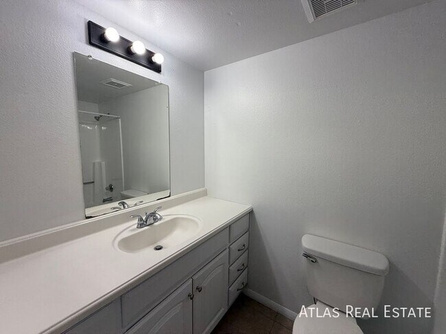 Building Photo - 1045 E University Dr