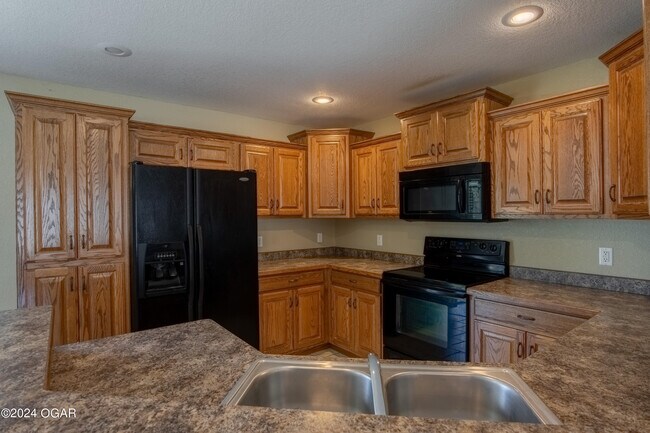 Building Photo - 715 Derek Ct