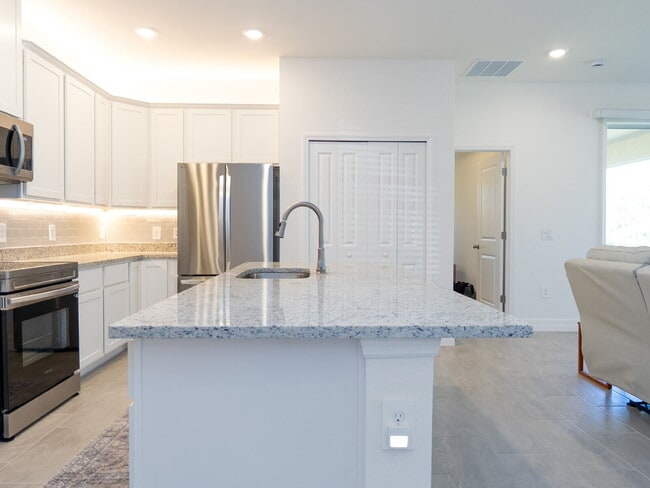 Building Photo - Move in now with zero deposit! This stunni...