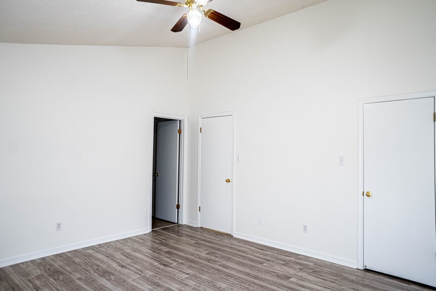 Building Photo - 4721 Waterfront Oak Dr