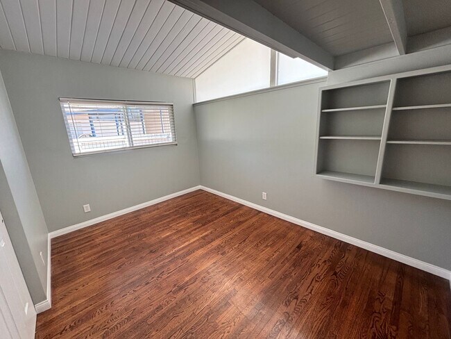 Building Photo - Clean and Upgraded 4 Bedroom Home Availabl...