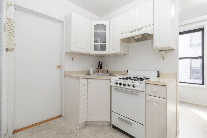 Building Photo - 327 E 92nd St