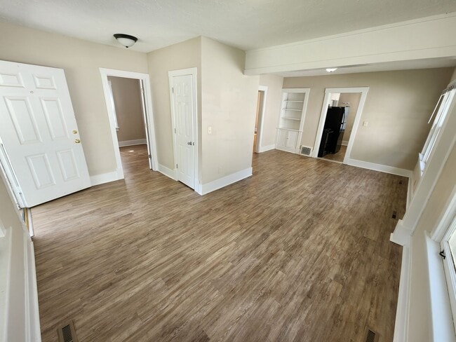Building Photo - !! Spacious 2-Bedroom, 1-Bathroom Home AVA...