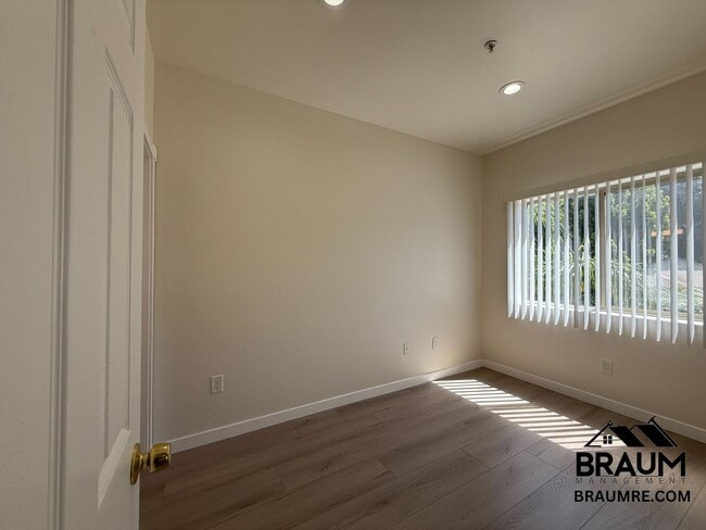 Building Photo - 10849 Fruitland Dr