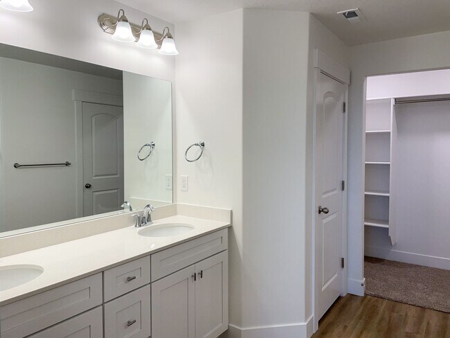 Building Photo - Beautiful 2-Story Premier Townhome w/Attached 2-Car Garage and Unfinished Basement in Herriman