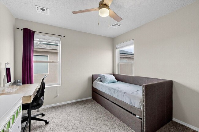 Building Photo - For Rent | Unfurnished Home | 4 Bed / 2.5 Bath | 2 Car Garage | 2-Story | Rio Rancho | Solar