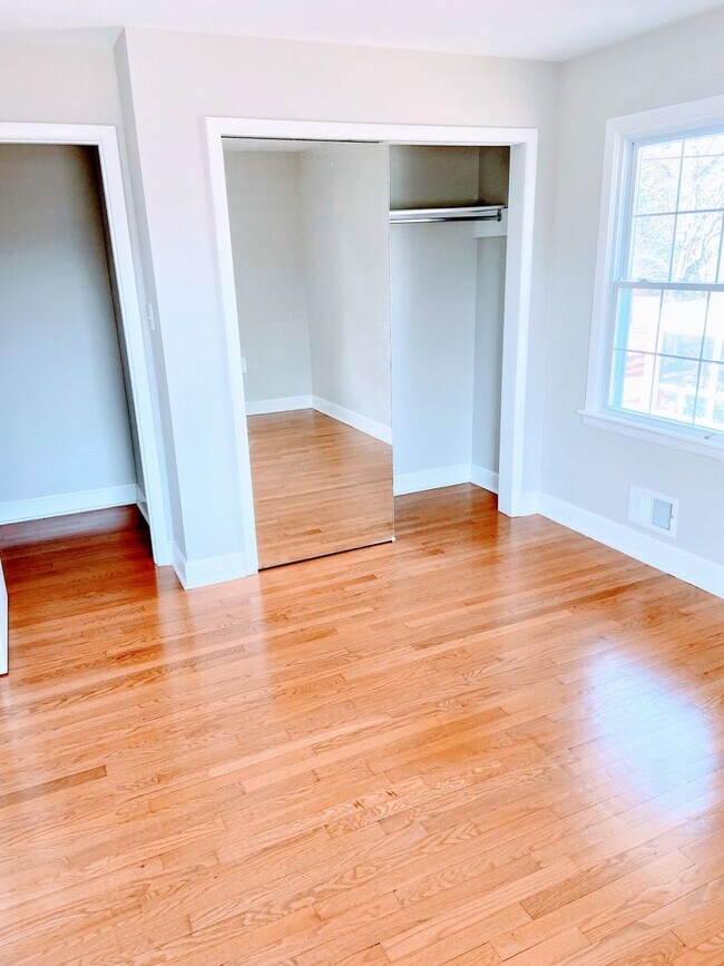 Building Photo - Great 4 Bedroom House