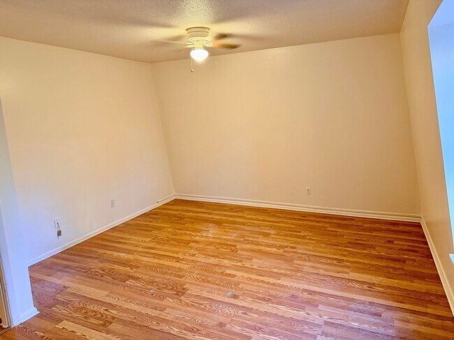 Building Photo - 3828 Country Club Rd