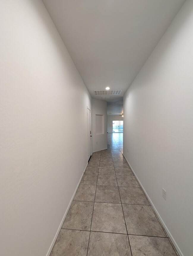 Building Photo - 9407 E Alfalfa Dr