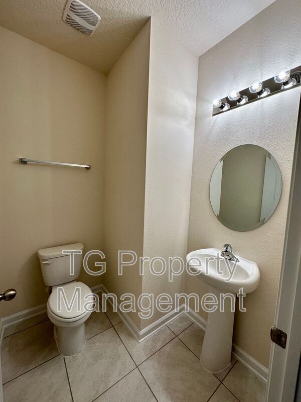 Building Photo - 70 Oarsman Xing Dr