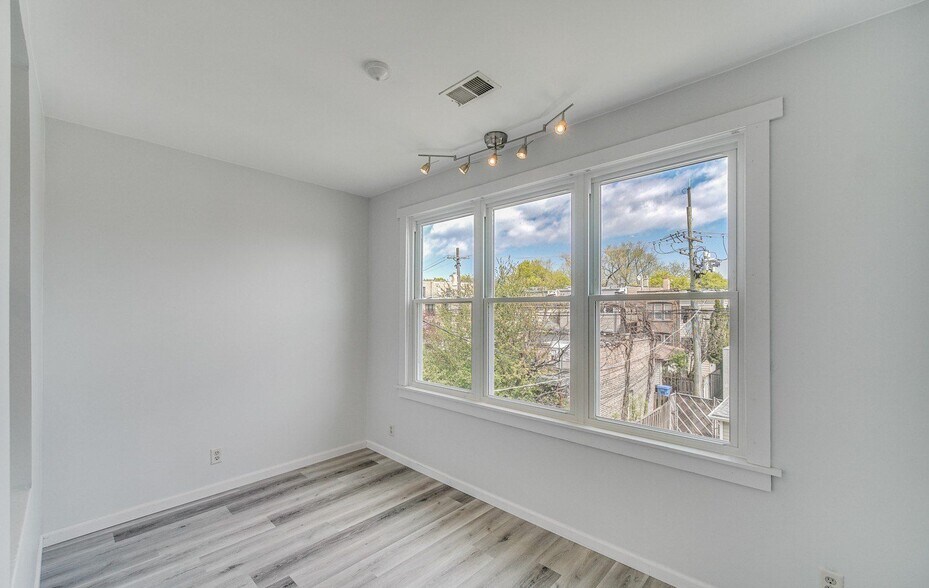 Building Photo - 3615 N Oakley Ave