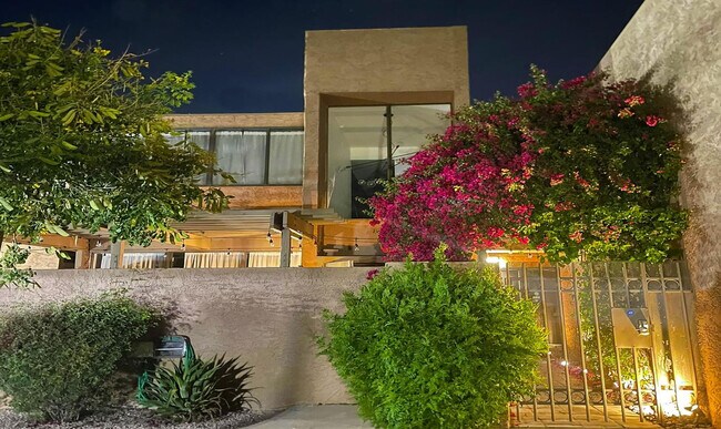 Building Photo - 7401 N Scottsdale Rd