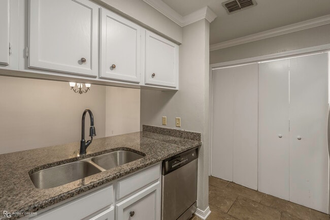 Building Photo - 10120 Carlsbad Dr