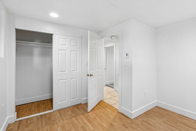 Building Photo - Bright Cozy Home w/ Deck & Yard Near Des M...