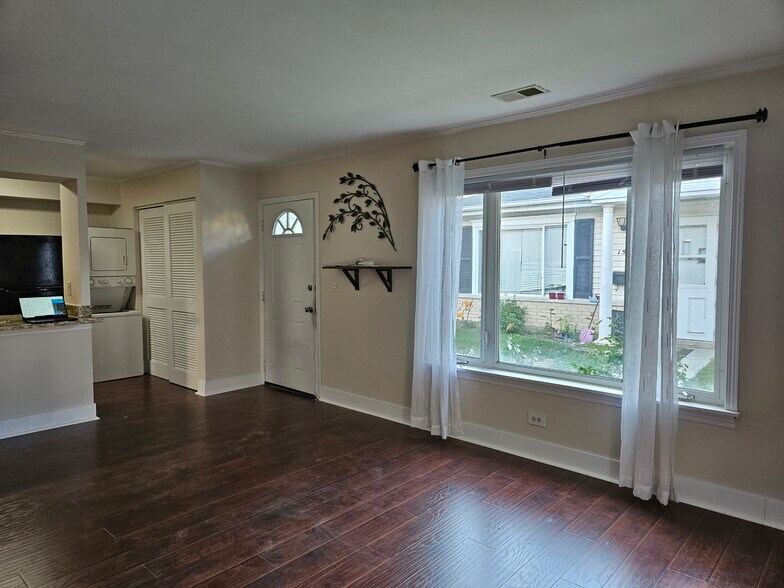 Building Photo - 1571 Cove Dr