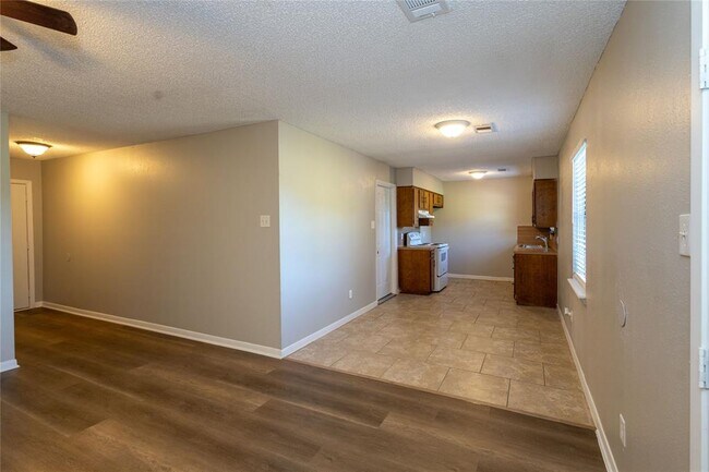 Building Photo - 4620 Glen Oaks Cir