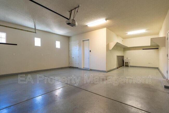 Building Photo - 827 Mesa Roja Trail NE